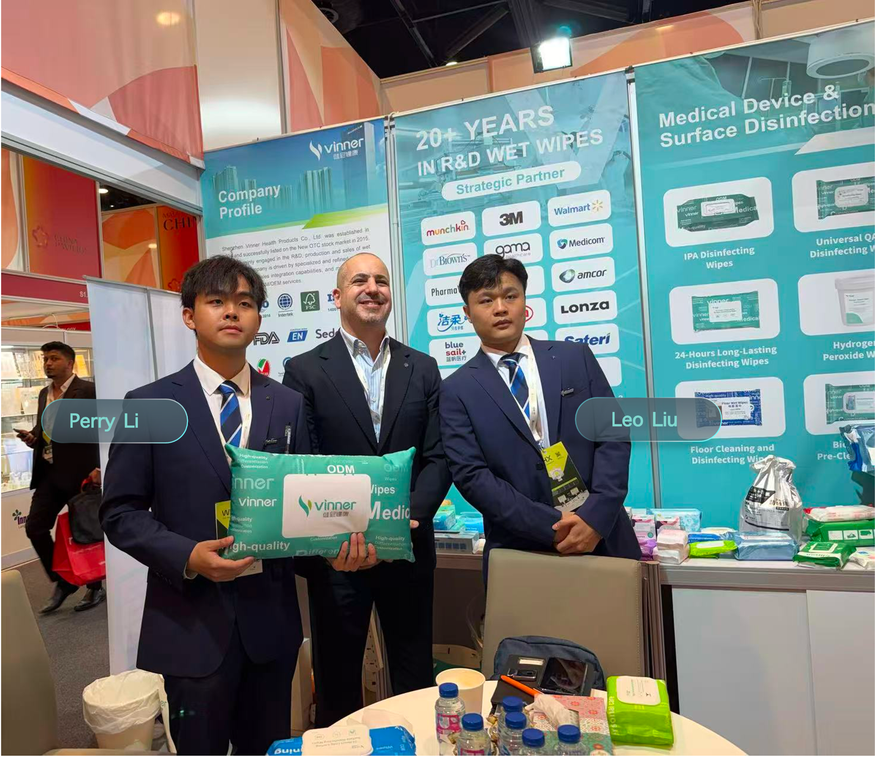 VINNER 团队与客户在 WHX Dubai 2026 合影