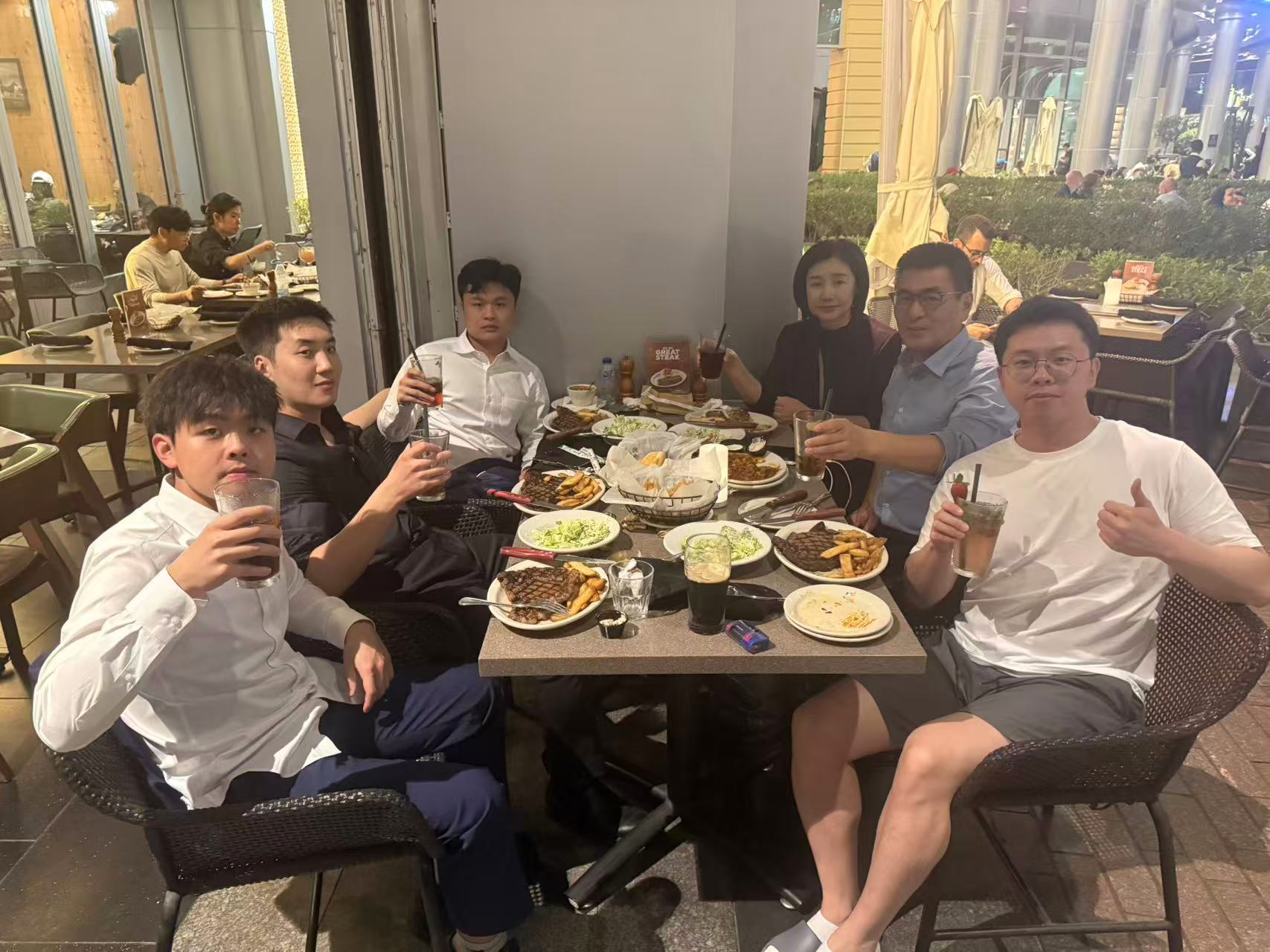 VINNER WHX Dubai 2026 团队收官合影